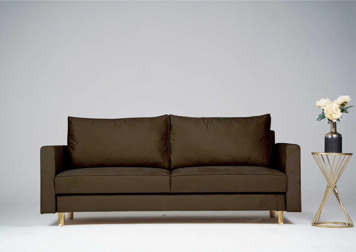 Sofa brązowa DES trzyosobowa z funkcją spania 215 cm: Brązowa sofa DES i złote nogi