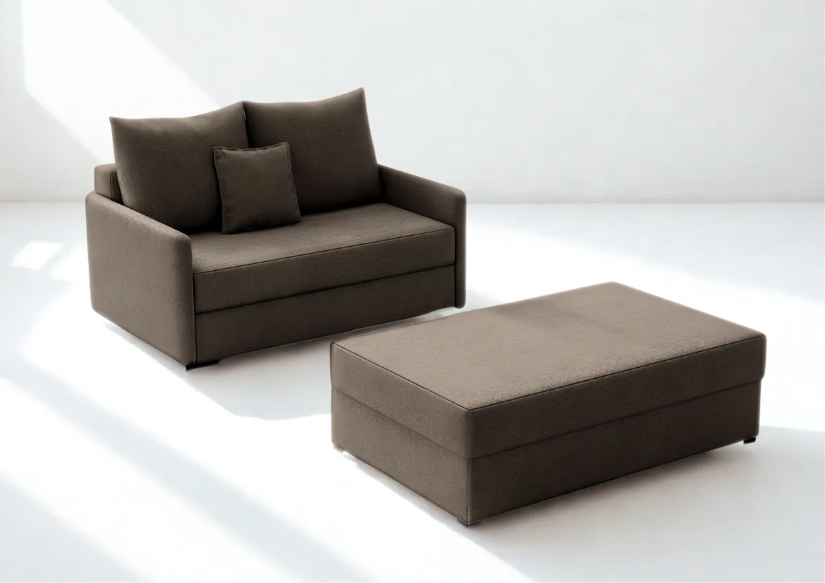 Sofa brązowa ARKADIA z funkcją spania z pufą 130 cm: Brązowa sofa ARKADIA
