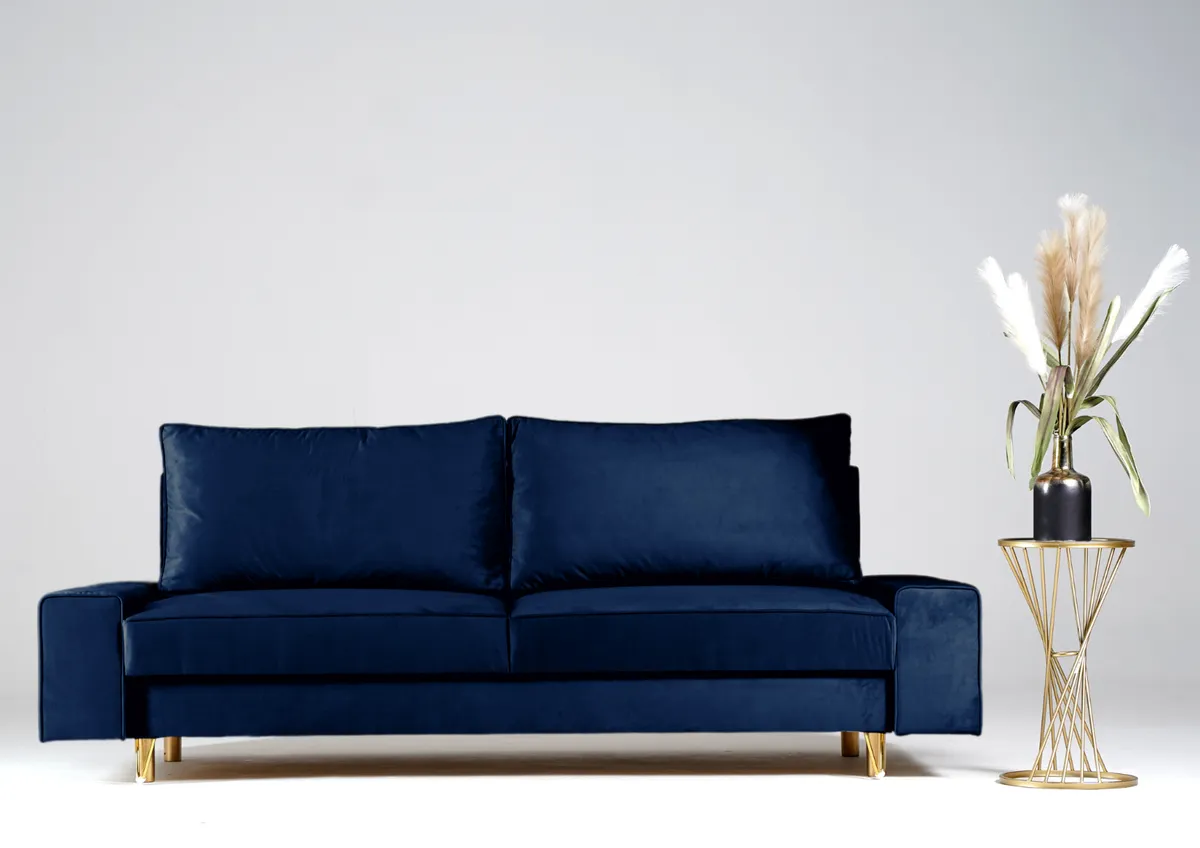 Sofa granatowa STINO trzyosobowa z funkcją spania 230 cm: Granatowa sofa STINO na złotych nogach