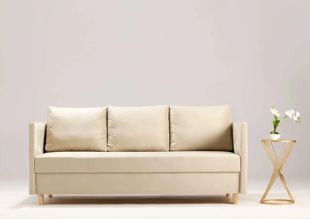 Sofa beżowa LIMA trzyosobowa z funkcją spania 215 cm: Beżowa sofa LIMA na drewnianych nogach