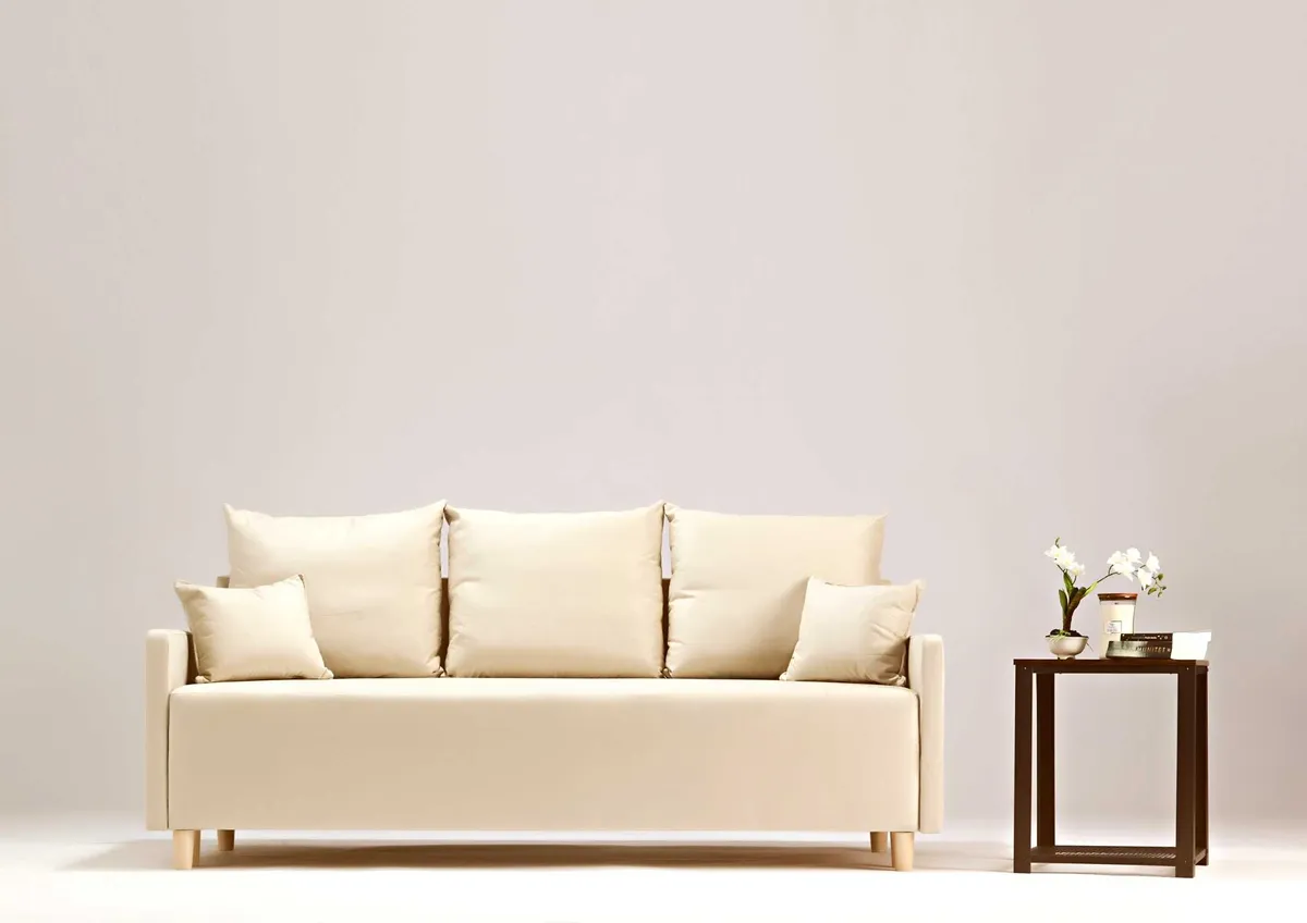 Sofa beżowa ROSA trzyosobowa z funkcją spania 198 cm: Beżowa sofa ROSA w skandynawskim stylu