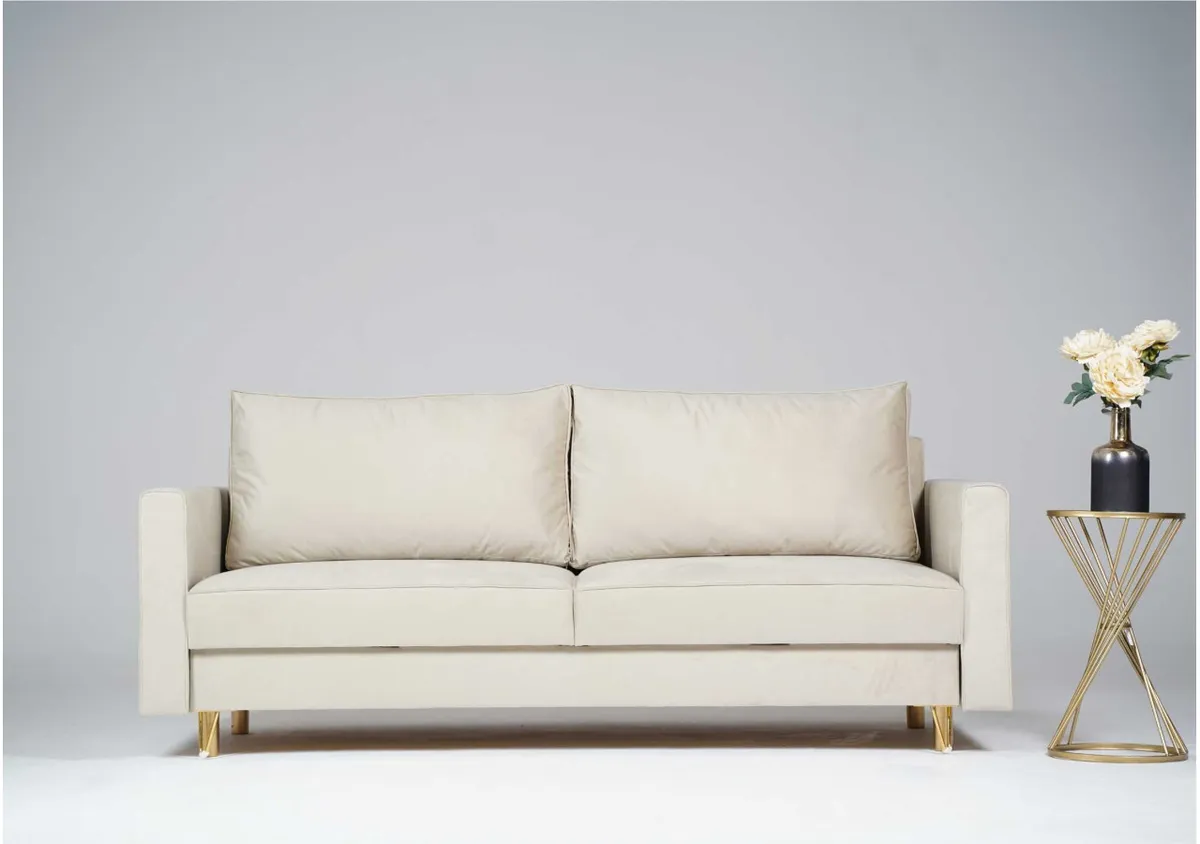 Sofa beżowa DES trzyosobowa z funkcją spania 215 cm: Beżowa sofa DES i złote nogi