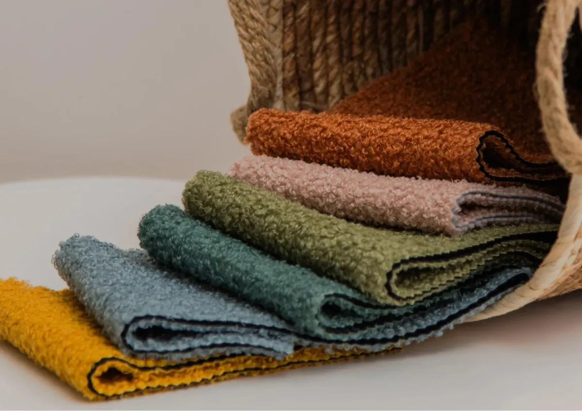 Narożnik zielony CLOUD OMEGA prawy z funkcją spania 284 cm: Tkanina bouclé CENTAUR w kolorze zielonym