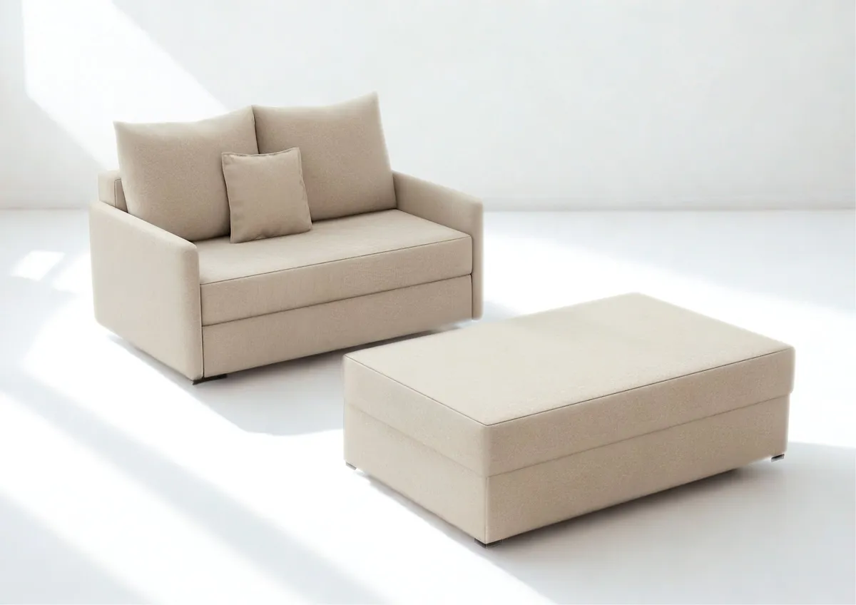 Sofa beżowa ARKADIA z funkcją spania z pufą 130 cm: Beżowa sofa ARKADIA
