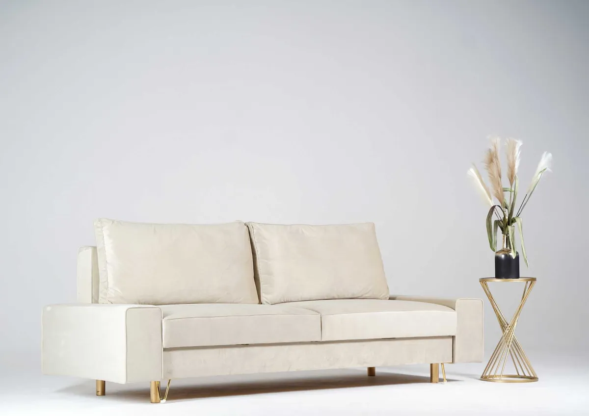 Sofa beżowa STINO trzyosobowa z funkcją spania 230 cm: Beżowa sofa STINO na złotych nogach